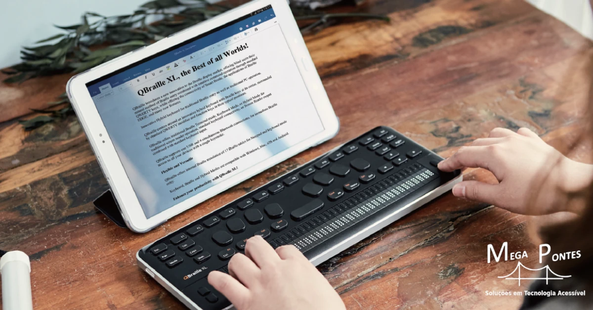 Senhora a utilizar a linha Braille QBraille XL 40 para editar um texto em word