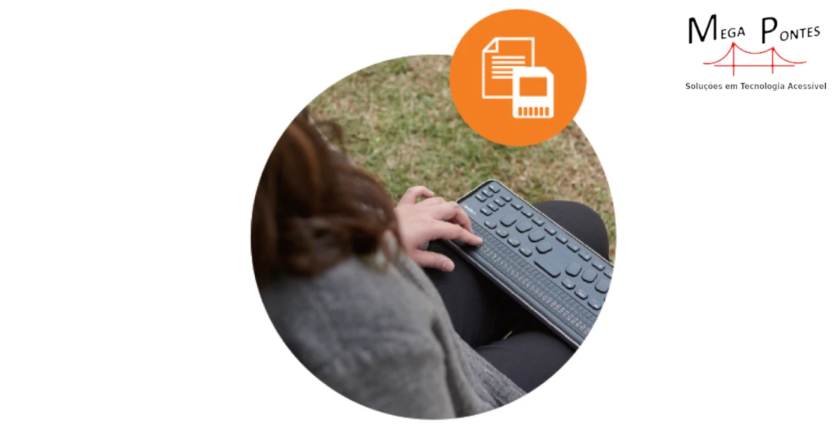 Senhora sentada num banco de jardim a utilizar a QBraille XL 40 com símbolo de guardar ficheiro