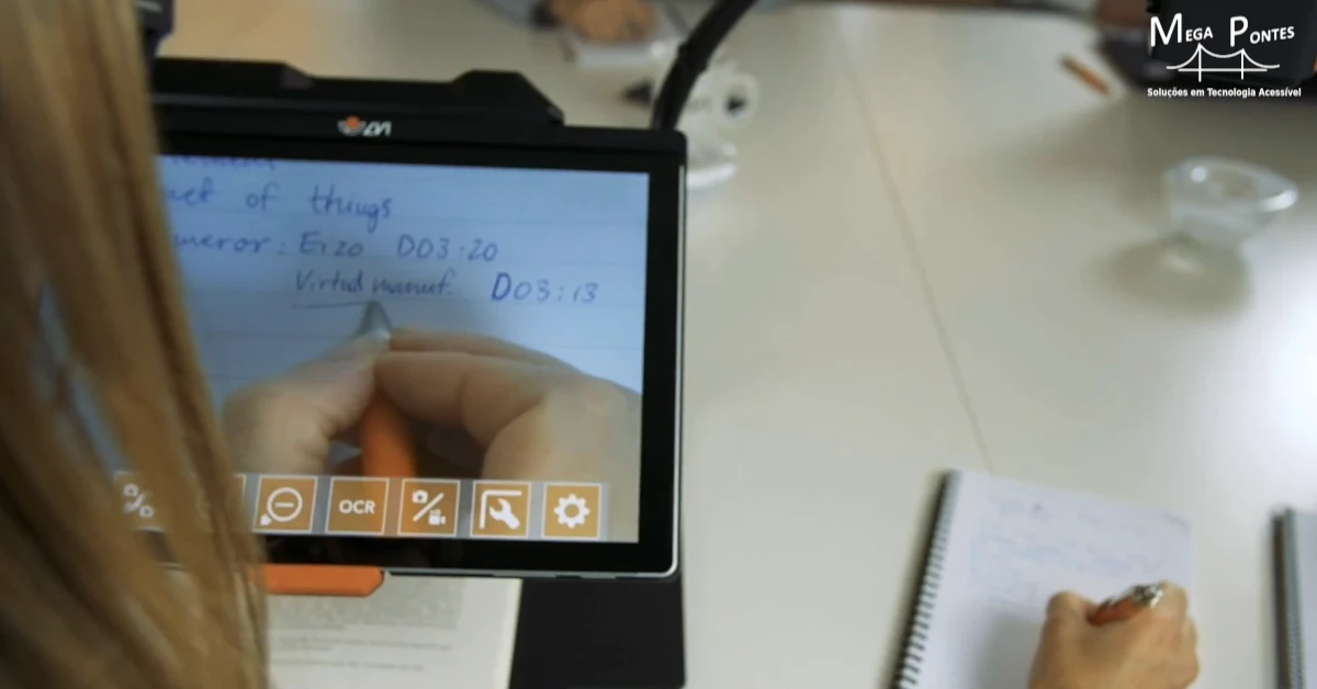 MagniLink Tab a ser utilizado para visualizar a escrita menual num caderno de apontamentos